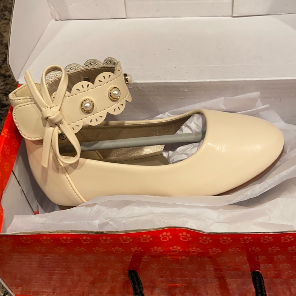 NWT Beige toddler shoe